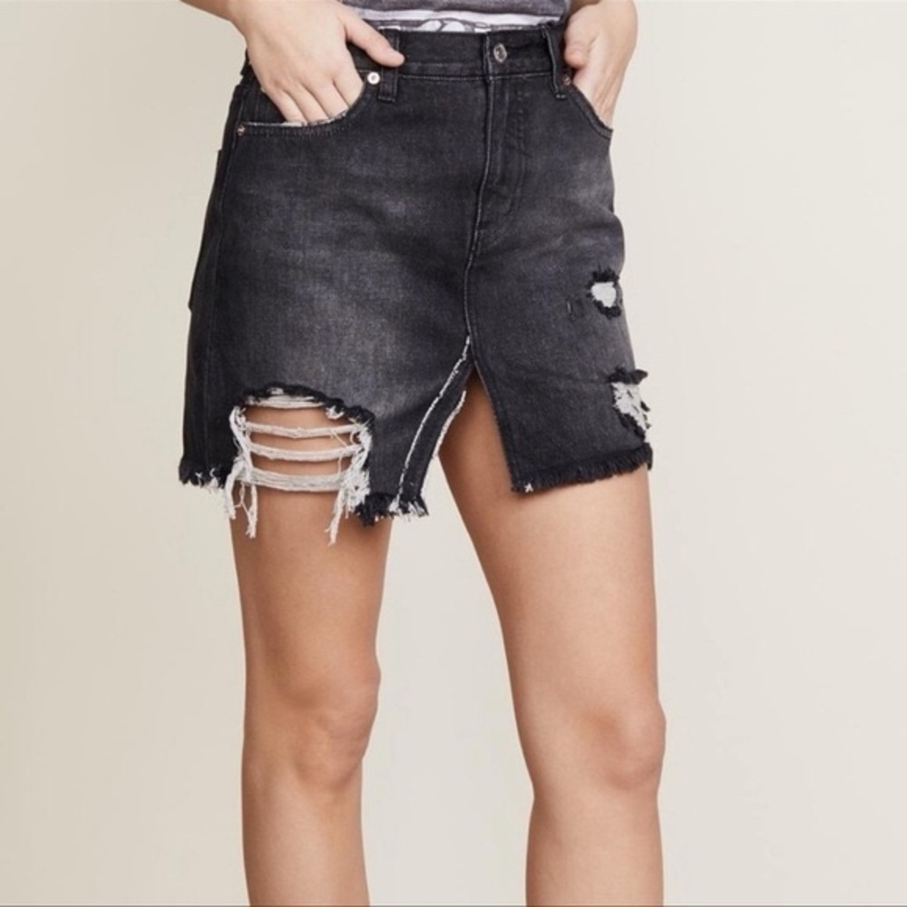 FREE PEOPLE WE THE FREE BLACK RELAXED AND DISTRESSED DENIM MINISKIRT TRENDING - Picture 2 of 9